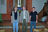 Das Bild zeigt Joe Petritsch, Bürgermeister Ingo Kleinfelder und Stefan Mossel in der Evangelischen Kirche in Wörrstadt