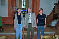Das Bild zeigt Joe Petritsch, Bürgermeister Ingo Kleinfelder und Stefan Mossel in der Evangelischen Kirche in Wörrstadt