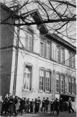 Das Bild zeigt die frühere Schule in der Schmittgasse Essenheim im Jahr 1952