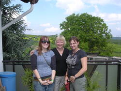 Das Bild zeigt Madison, Jan und  Makenzie Kaiser aus Iowa bei ihrem Besuch in Essenheim